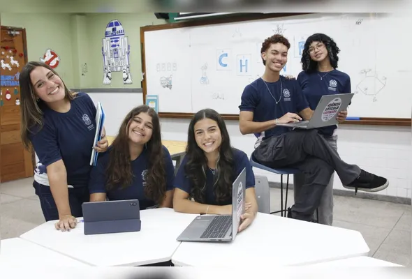 No centro estadual    Professora Maura Abaurre, em Vila Velha,  a tecnologia já faz parte da rotina de alunos e professores.
Os estudantes Brenda Siqueira,  Ana Clara Silva, Letícia  Barrack, Kauã Ribeiro  e Natália Correia, de17 anos, estão fazendo curso técnico de Produção de Áudio e Vídeo e utilizam notebooks e tablets  em atividades. 
Segundo a diretora Gisele Filvoch, a escola conta com acesso à internet e laboratório de informática   para estudantes de todas as turmas. “Também temos  melhorado a rede”.