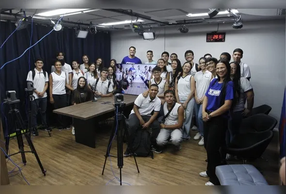 Alunos do Centro Educacional Sonho Meu no estúdio do Tribuna Online