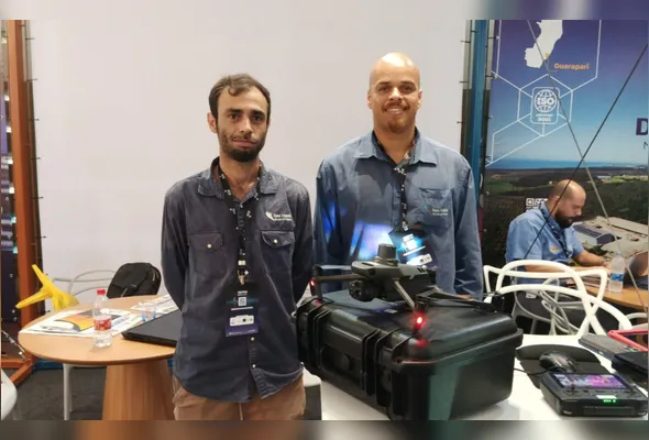 Phillip Rios e Deyvdson Ribeiro com o drone cujo processo permite identificar problemas em infraestrutura, como possíveis vazamentos de gases