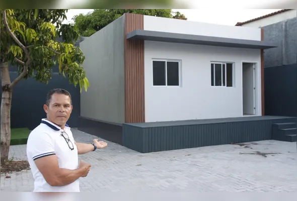 Rondnelio Magno mostra casa construída  com estrutura pré-fabricada. Segundo ele, a residência  pode resistir a terremotos de até grau sete, em uma escala que vai até nove