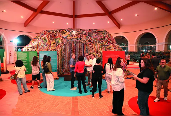 Visitantes conferem a exposição “Você Já Escutou a Terra?”, que foi destaque durante o evento  COP 30