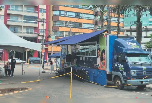 Carreta do Expolivros está na Praça do Radium Hotel, no Centro de Guarapari, com opções para todas as idades