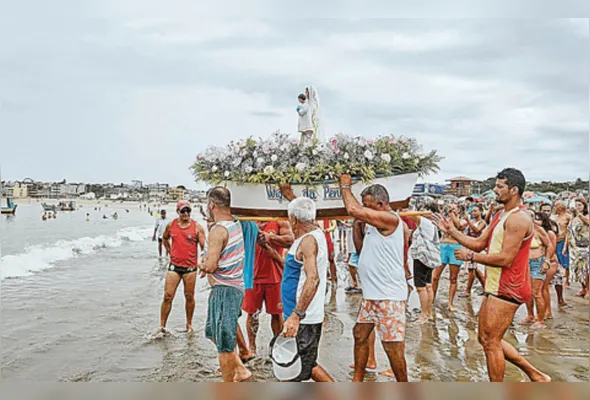 Pescadores participam da procissão levando suas canoas, reforçando a ligação histórica entre a comunidade de Marataízes e a atividade pesqueira