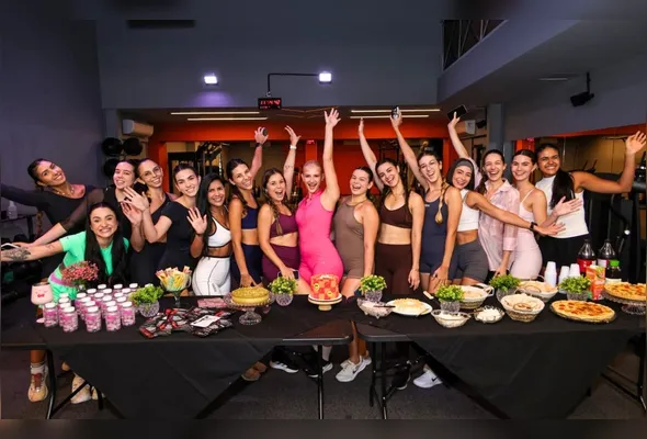 Júlia Stofel reuniu amigas e seguidoras em estúdio de treino funcional para comemorar seu aniversário