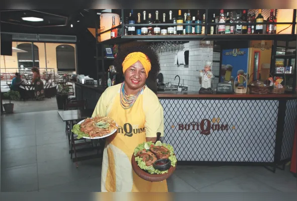 Rozilene de Sá mostra alguns pratos que serão vendidos durante o evento