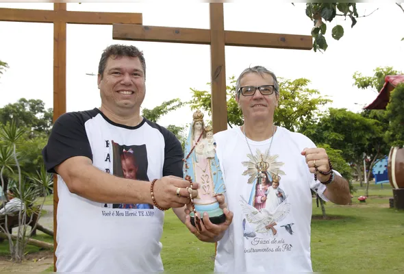 Jedson Pereira Vitório agradece pela vida da filha. Já Wellington Marcelo Morosini conta que foi curado de problemas no sistema digestivo