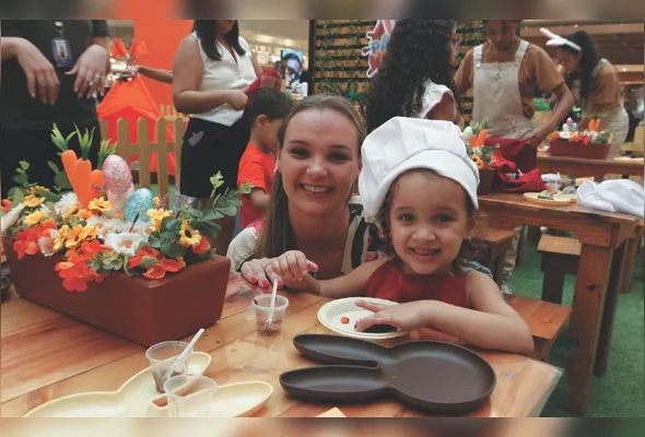 Leticia Jacob Cuzzuol participou de uma oficina de gastronomia para crianças  com a filha Érica, de 3 anos