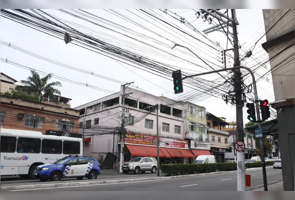Retirada de fios e cabos ao longo da avenida Maruípe, em Vitória: excesso   oferece riscos à população