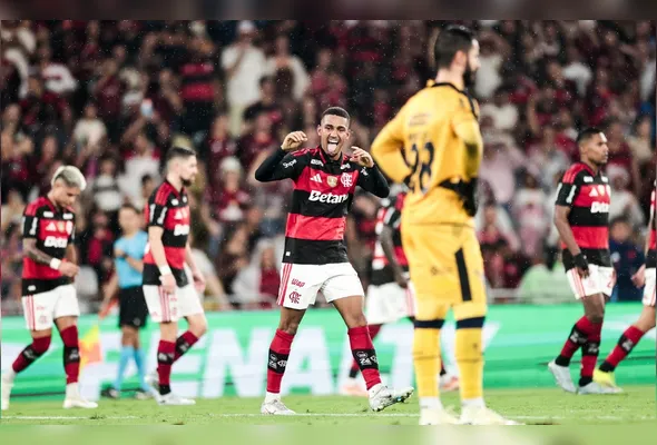 Imagem ilustrativa da imagem Flamengo confirma favoritismo, passa fácil pelo Remo e volta ao G-4 do Brasileirão