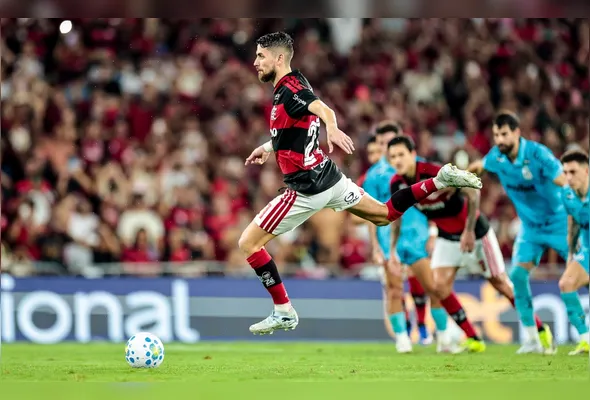 Jorginho cobrando pênalti na partida contra o Santos