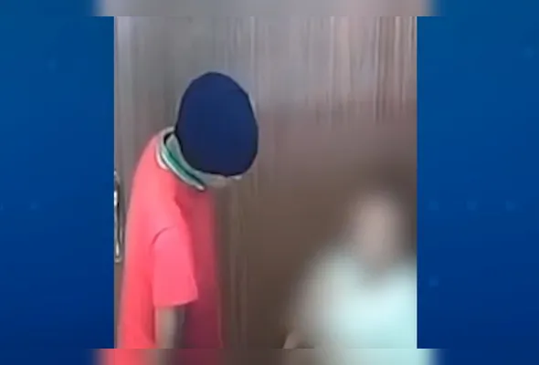 Suspeito rendeu a vendedora de 17 anos no caixa da loja