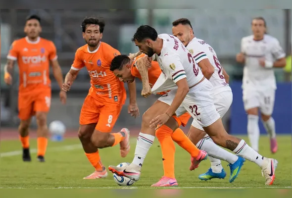 Jogadores disputam a bola durante partida de futebol do Grupo C da Copa Libertadores contra o Deportivo La Guaira da Venezuela, em Caracas, Venezuela, terça-feira, 7 de abril de 2026