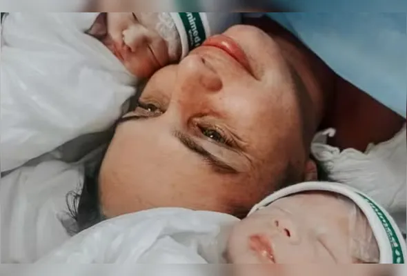 Os gêmeos Thales e Helena com a mamãe Caroline Guzzo