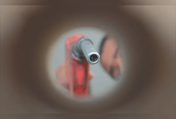 Abastecimento em posto: aumento  nos preços e possível falta de combustível 
estão entre as possibilidades se a guerra se agravar