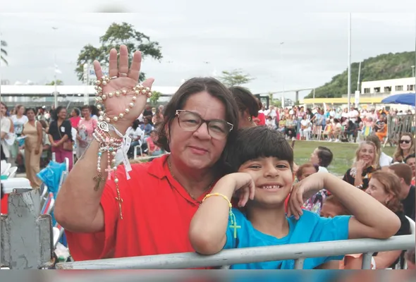 Maria da Penha celebra a fé ao lado do neto e relembra milagre que inspirou seu nome