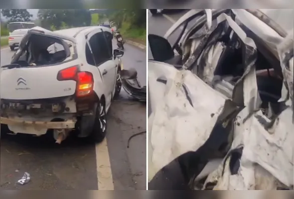 O carro em que o casal estava ficou totalmente danificado