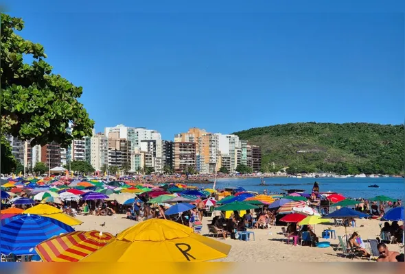 Praia do Morro, um dos pontos mais badalados de Guarapari, onde reservas em hotéis estão abaixo do normal