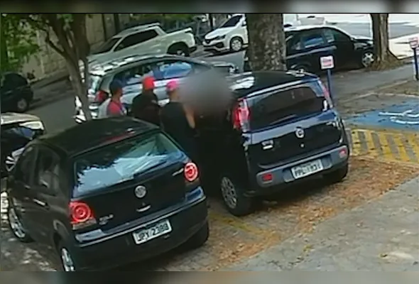 Imagem ilustrativa da imagem Idoso tem carro roubado e suspeitos são presos após perseguição em Vila Velha