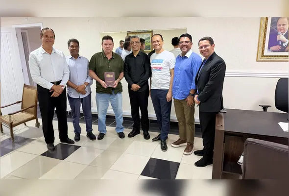 Euclério Sampaio, Bispo Alves e Devanir Ferreira ao lado de lideranças da Igreja Universal