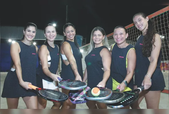 Amigas se reúnem toda semana para jogar beach tennis e já participaram de torneio noturno da modalidade