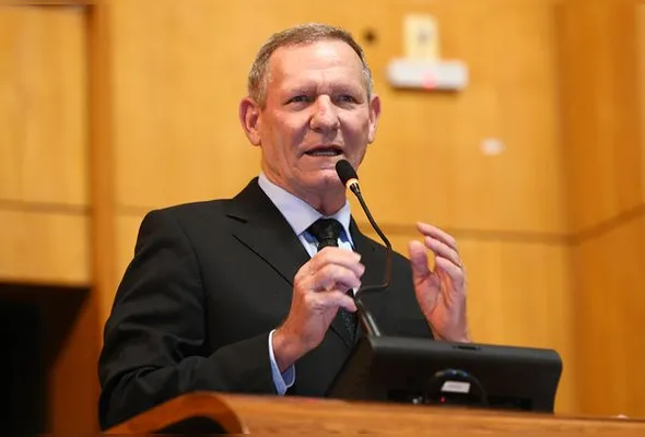 João Coser discursa no plenário da Assembleia Legislativa