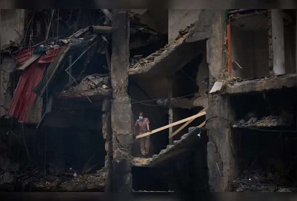 Homem observa os destroços de um prédio atingido no local de um ataque aéreo israelense ocorrido na última quarta- feira, 8, em Beirute, no Líbano, nesta sexta-feira, 10 de abril de 2026