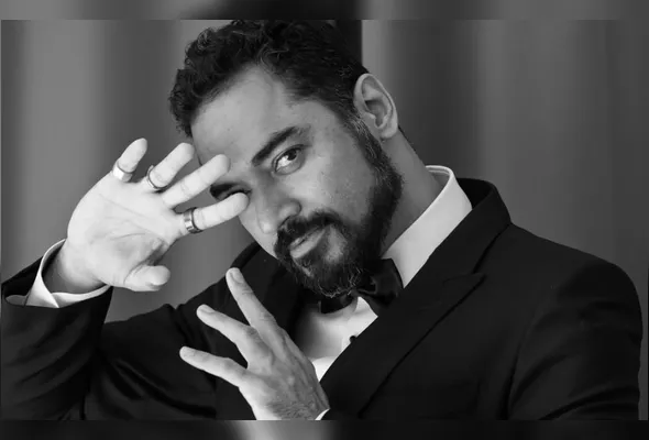 “Recebi muitos 'nãos' em testes para comerciais. O meu sotaque não era bem visto, tinha uma estrutura xenofóbica que vai te atingindo”, diz Thomás