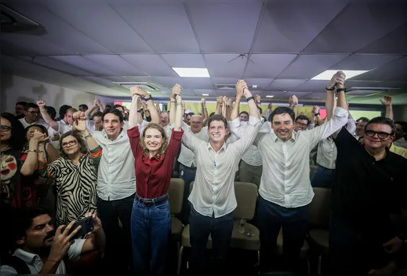 João Campos anuncia pré-candidatura ao lado de Marília e do vice, Carlos Costa