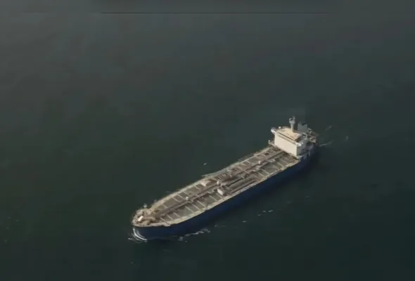 Navio trafega sobre o Estreito de Ormuz