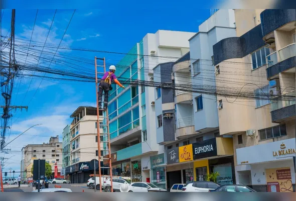 Profissional durante o trabalho de  retirada de fios e cabos irregulares na região central de Linhares