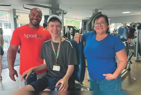 O personal trainer Igor Bergamini orienta os exercícios de Tasso Barnabé e sua mãe, Leonete Tomazini