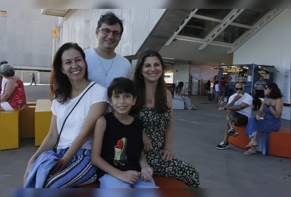 Ana Paula Gatti visitou a exposição no sábado (18) com o marido, Pedro Afonso, o filho Rafael e a cunhada Aparecida