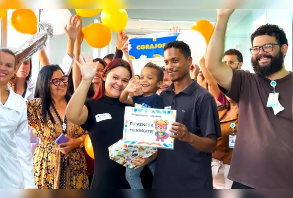 O menino recebeu alta e foi bastante celebrado pela equipe médica