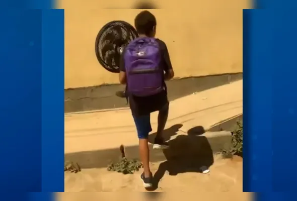 Garoto chega na escola com o ventilador para a sala de aula