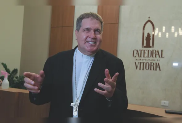 Em Cariacica, a missa de Páscoa foi realizada no domingo (05) às 5 horas, na orla, presidida pelo arcebispo dom Ângelo Mezzari (foto).