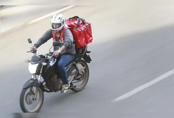 Motociclista em atividade: quem trabalha 
por aplicativos não está incluído automaticamente na regra