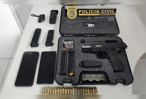 Arma, carregador e munições foram encontrados em um cofre na casa do suspeito