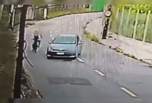 Mulher seguia para o trabalho quando foi surpreendida pelos assaltantes