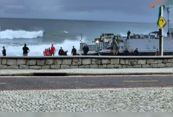 Embarcação encalhou após realizar manobra