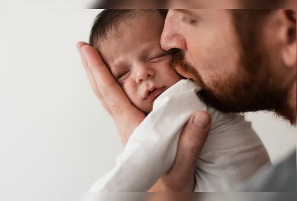 Pai com bebê recém-nascido:  licença será ampliada gradualmente