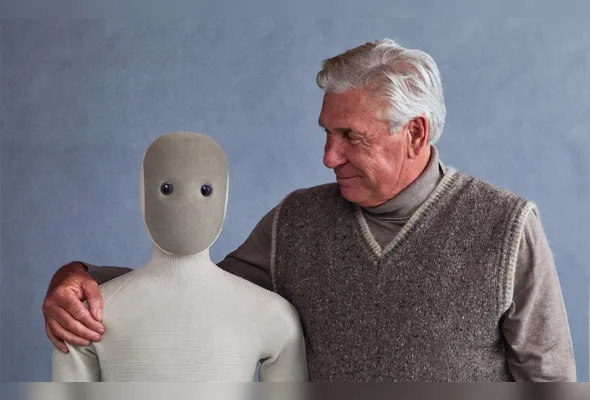 Neo ajuda na limpeza, dobra roupas e ainda faz companhia  aos idosos