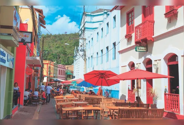 Entre paralelepípedos e tradição, a Rua do Lazer reúne cultura, gastronomia e o charme da vida local