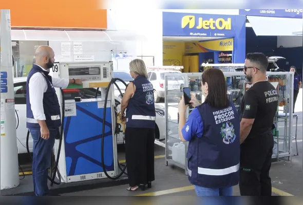 Equipes do Procon e da Polícia Federal em averiguação em posto no Espírito Santo: inquérito para investigar possíveis práticas abusivas na formação de preços