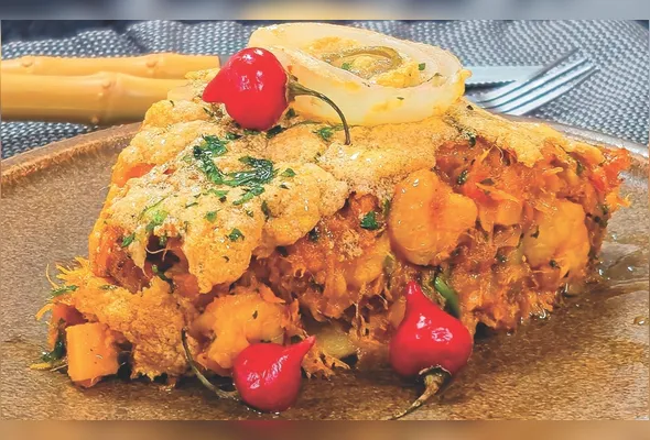 A torta capixaba da Rotisseria Stocco vem com bacalhau, camarão, siri e palmito