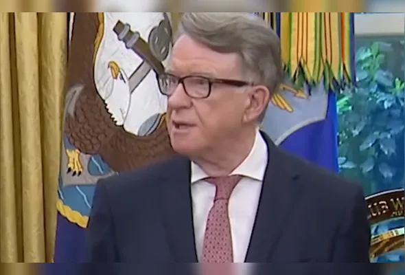 Imagem ilustrativa da imagem Peter Mandelson, ex-embaixador britânico investigado no caso Epstein, é preso