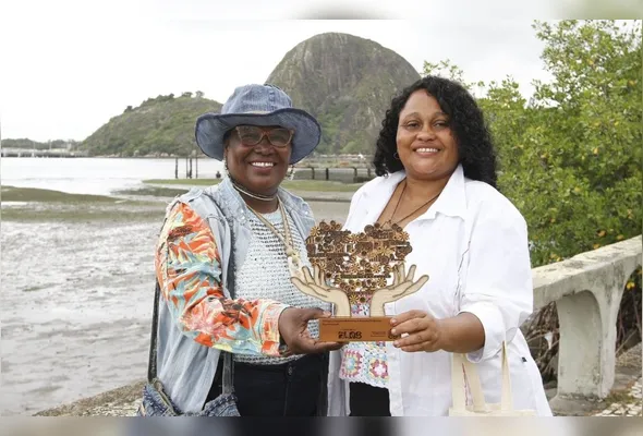 Maria Neuza e Meryciane Silva de Oliveira, do CustomizES, projeto que ajuda mulheres que atuam com bazares