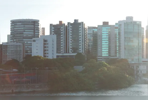 Prédios na Praia do Canto, um dos bairros onde há terrenos de marinha: empresários defendem projeto