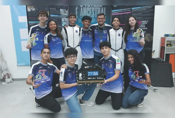 A equipe Atlas, do Sesi Araçás, em Vila Velha, ficou em segundo lugar na categoria Alcance, com um projeto voltado à redução da poluição ambiental. Lucas Emanuel, primeiro abaixado à esquerda, irá para os EUA