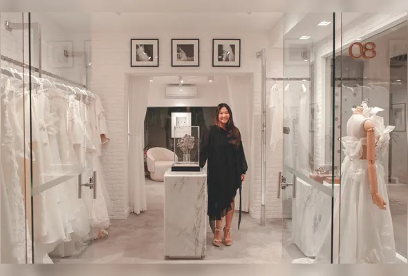 Julia Pak começou de forma despretensiosa, fazendo o vestido de noiva de uma prima, e depois ganhou notoriedade dentro do mundo da moda