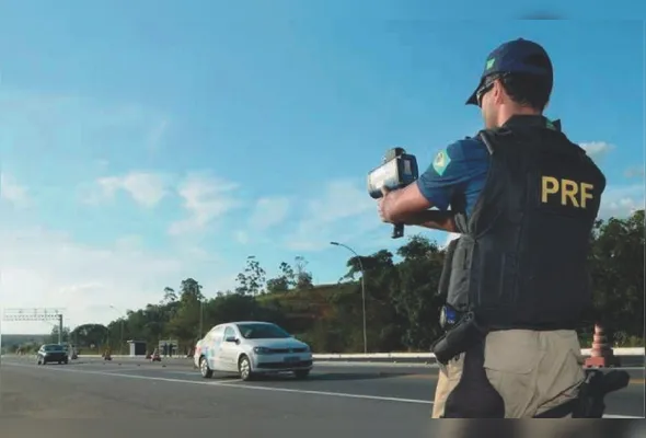 Agente da Polícia Rodoviária Federal utilizando um radar móvel nas rodovias do Estado